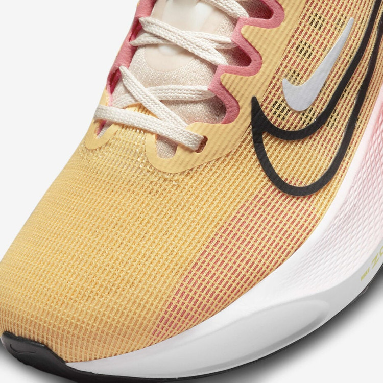 رانینگ نایک zoom fly 5